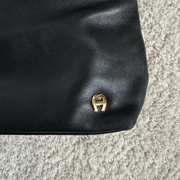 Etienne Aigner Vintage Smooth Black Leather Shoulder Bag - Picture 4 of 10